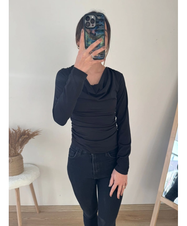 SİYAH DEGAJE YAKA BLUZ