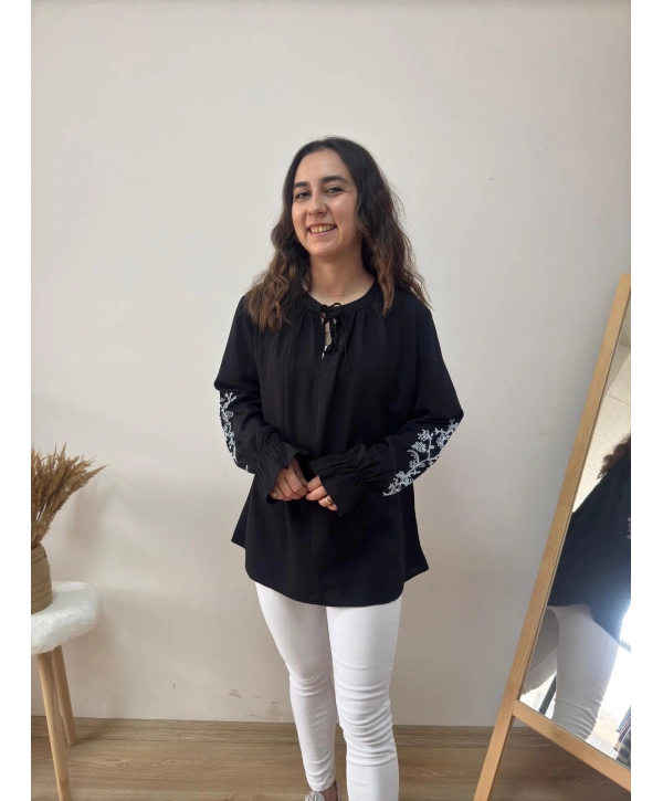 SİYAH NAKIŞLI BLUZ