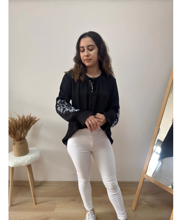 SİYAH NAKIŞLI BLUZ