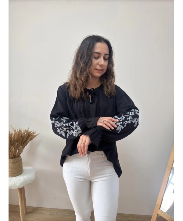 SİYAH NAKIŞLI BLUZ