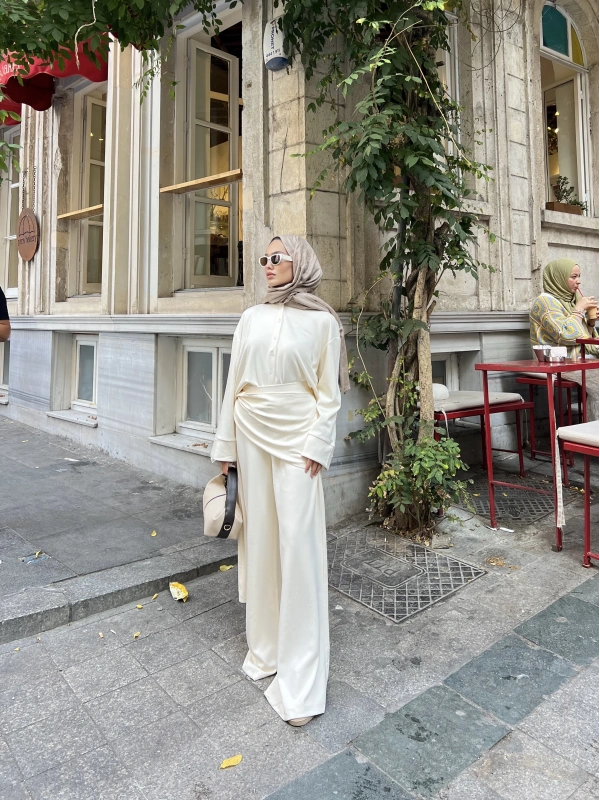 Lale Belden Geçirmeli Oysha Takım - Krem