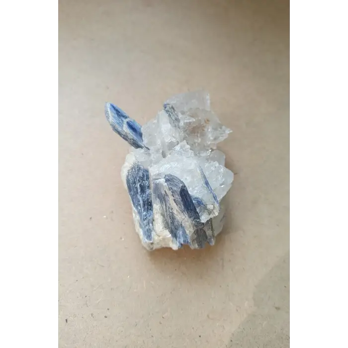 Kuvars Kristali İçinde Kyanit Koleksiyonluk Parça KY31