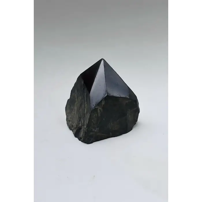 Piramit Kesim Doğal Şungit Taşı Shungite 32PS