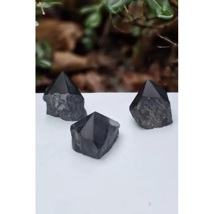 Piramit Kesim Doğal Şungit Taşı Shungite 32PS