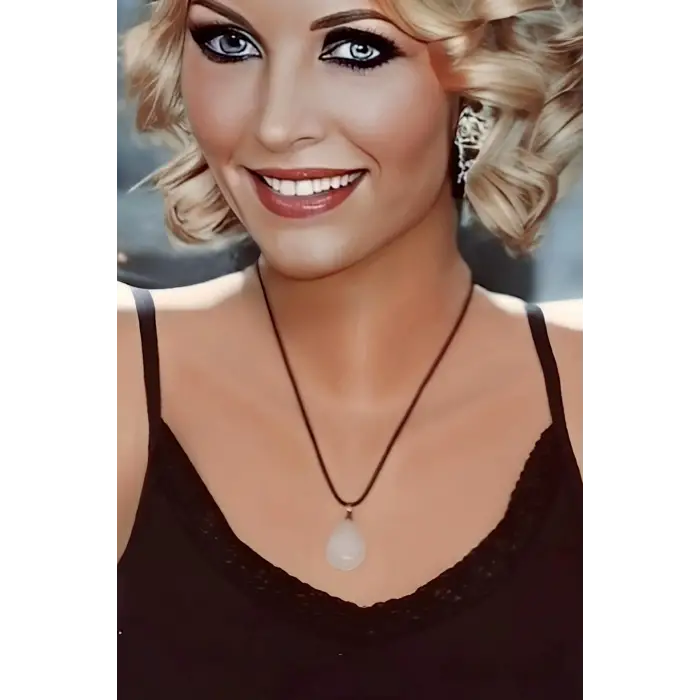 Süt Kuvars Deri İpli Kolye 454-1