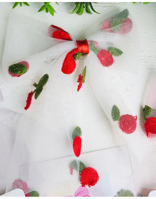 Kiraz İşlemeli Tül Fiyonk Toka