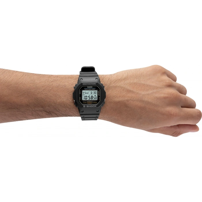 Casio DW-5600UE-1DR Kol Saati