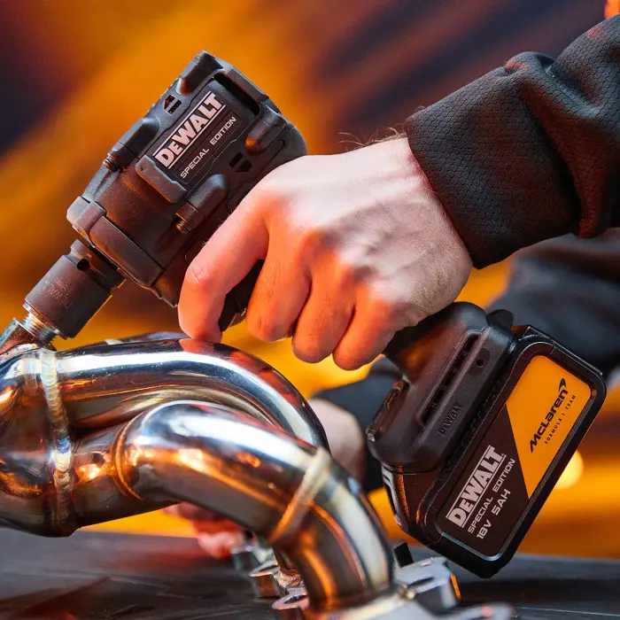 Dewalt Dcf92Mp2T-Qw Mclaren 1/2 Kompakt Somun Sıkma + 2X5Ah Akü Set