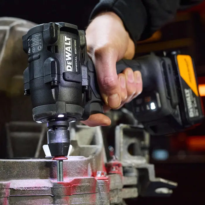 Dewalt Dcf92Mp2T-Qw Mclaren 1/2 Kompakt Somun Sıkma + 2X5Ah Akü Set