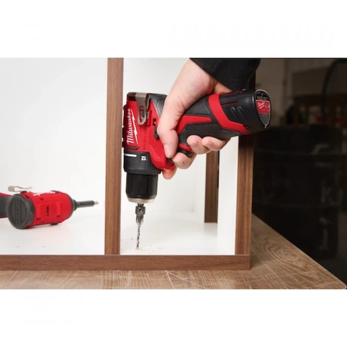 Milwaukee M12 BLDDRC-201BRF 12V Çift Akülü Şarjlı Vidalama Kömürsüz Motor