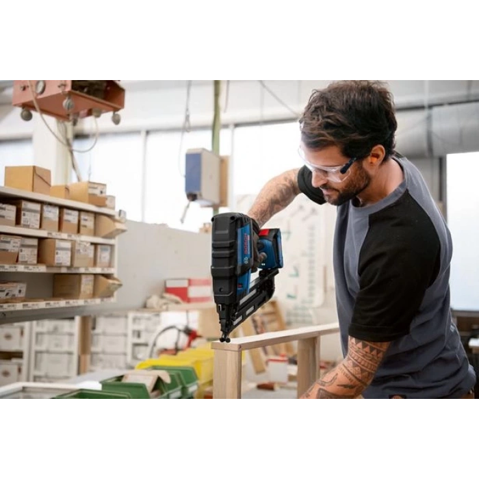 BOSCH GNH 18V-64 M Professional Akülü Ahşapta Çivi Çakma Makinesi