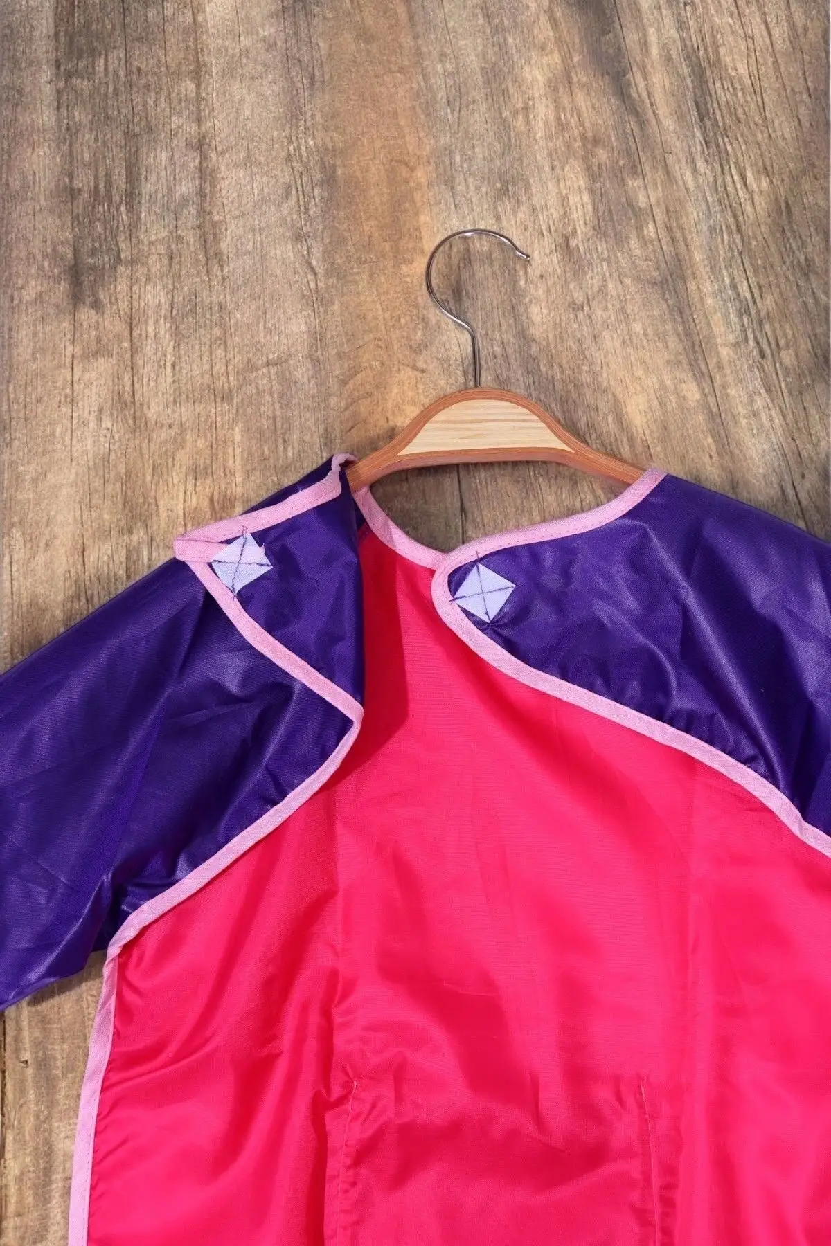 4-5 Yaş Kız Cepli Boyama ve Aktivite Önlüğü Kreş ve Anaokulu için uygundur.