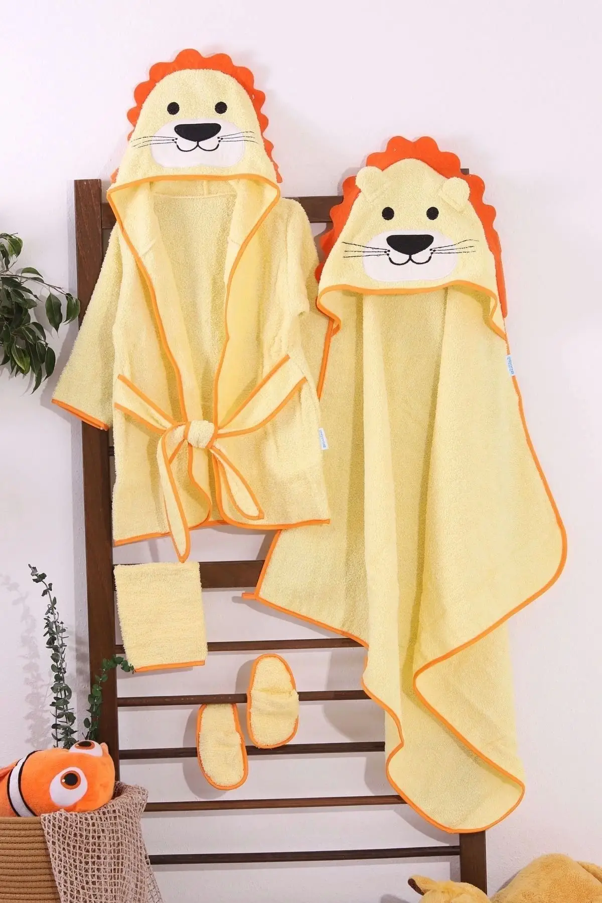 Aslan Figürlü 4 Parça Unisex Bornoz Seti 2-3 Yaş