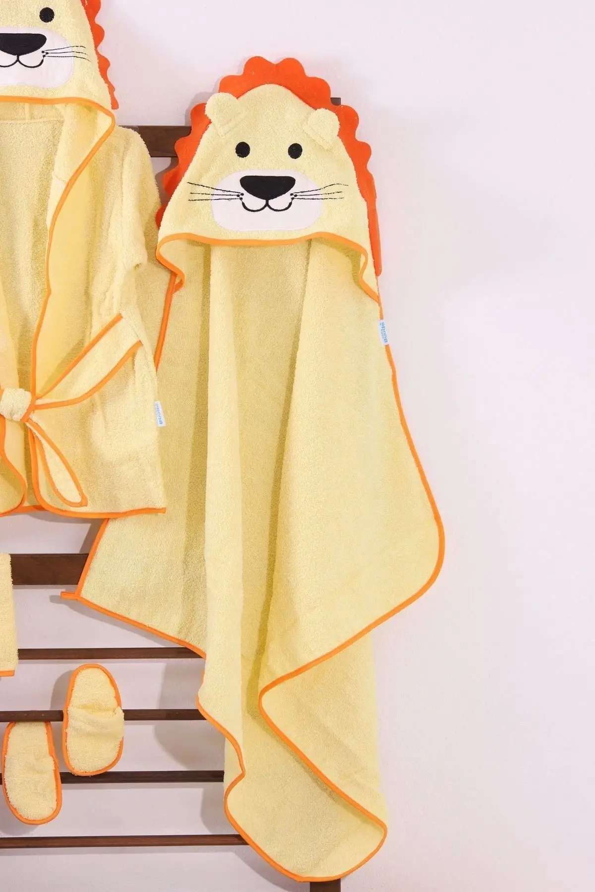 Aslan Figürlü 4 Parça Unisex Bornoz Seti 2-3 Yaş
