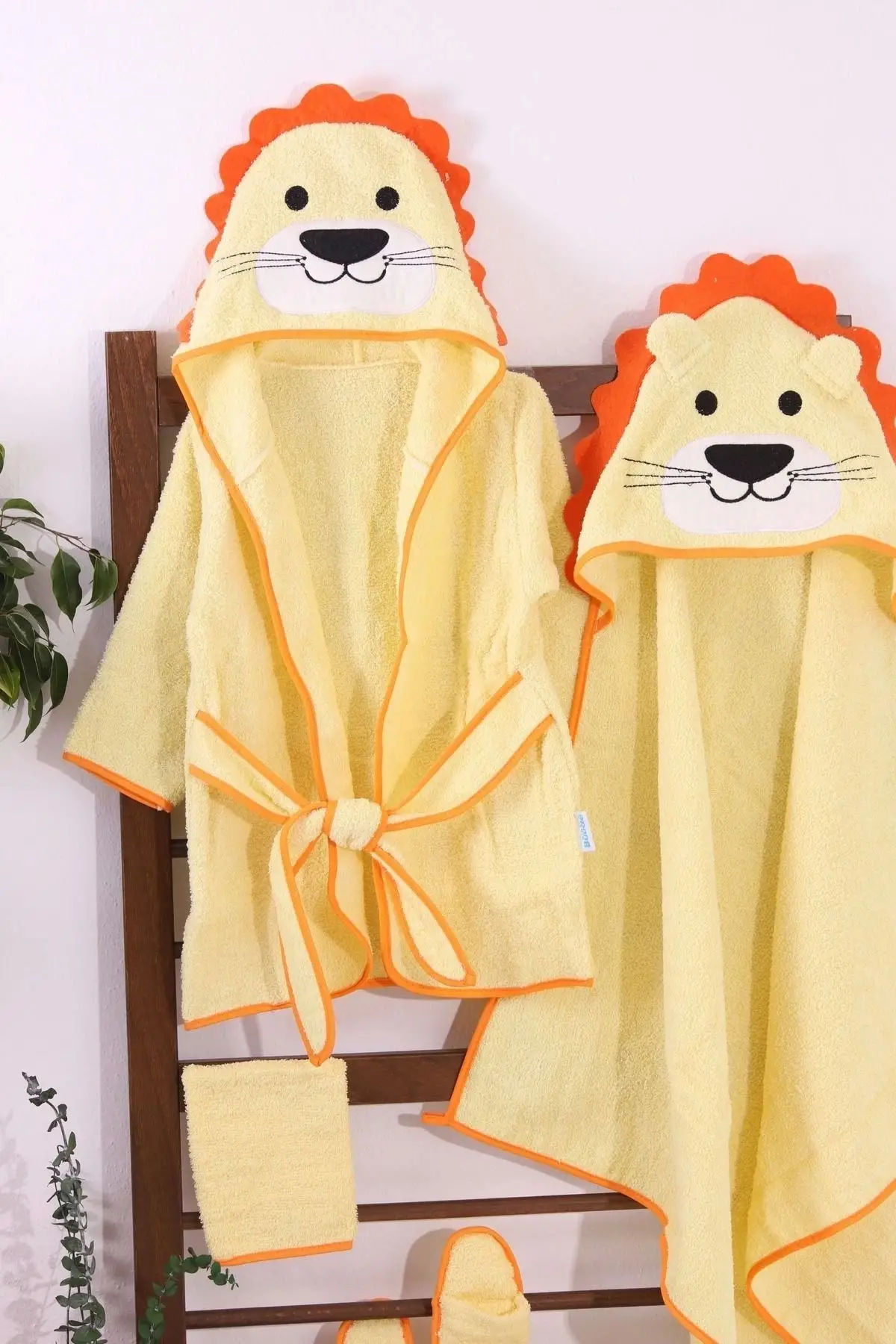 Aslan Figürlü 4 Parça Unisex Bornoz Seti 2-3 Yaş