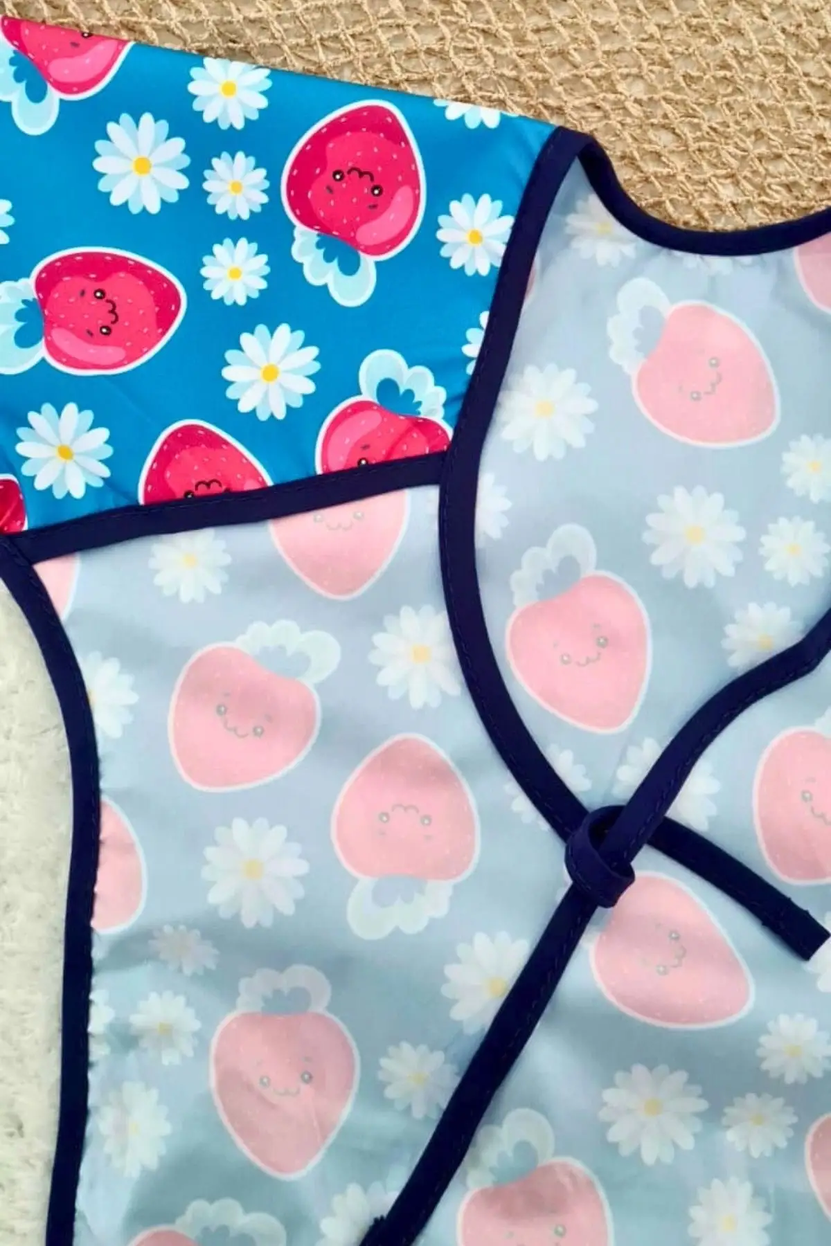 Çilek Desenli Sıvı Geçirmez Kız Aktivite ve Mama Önlüğü 6-24 Ay