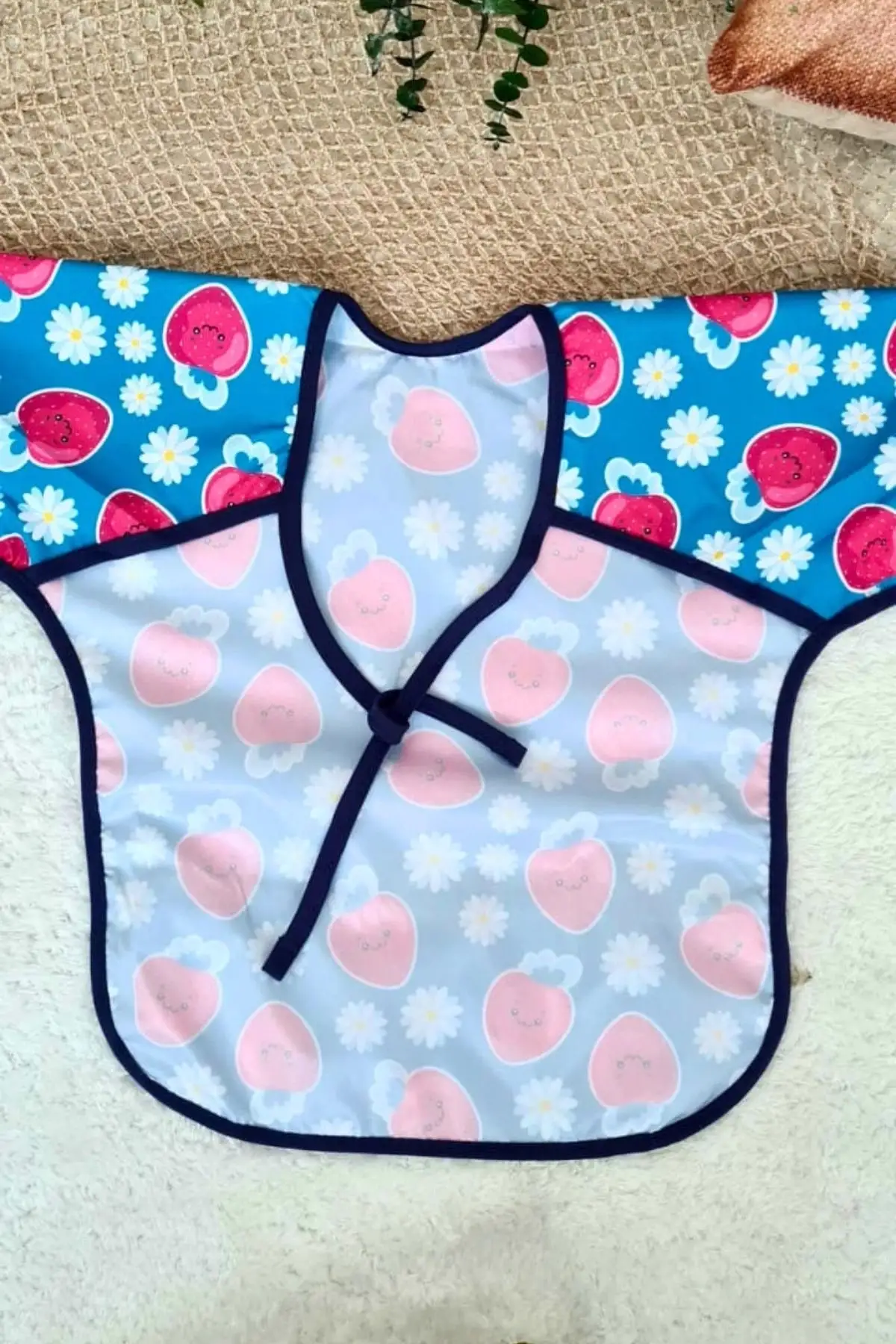 Çilek Desenli Sıvı Geçirmez Kız Aktivite ve Mama Önlüğü 6-24 Ay