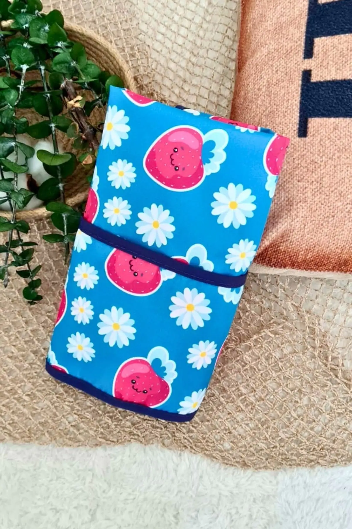 Çilek Desenli Sıvı Geçirmez Kız Aktivite ve Mama Önlüğü 6-24 Ay