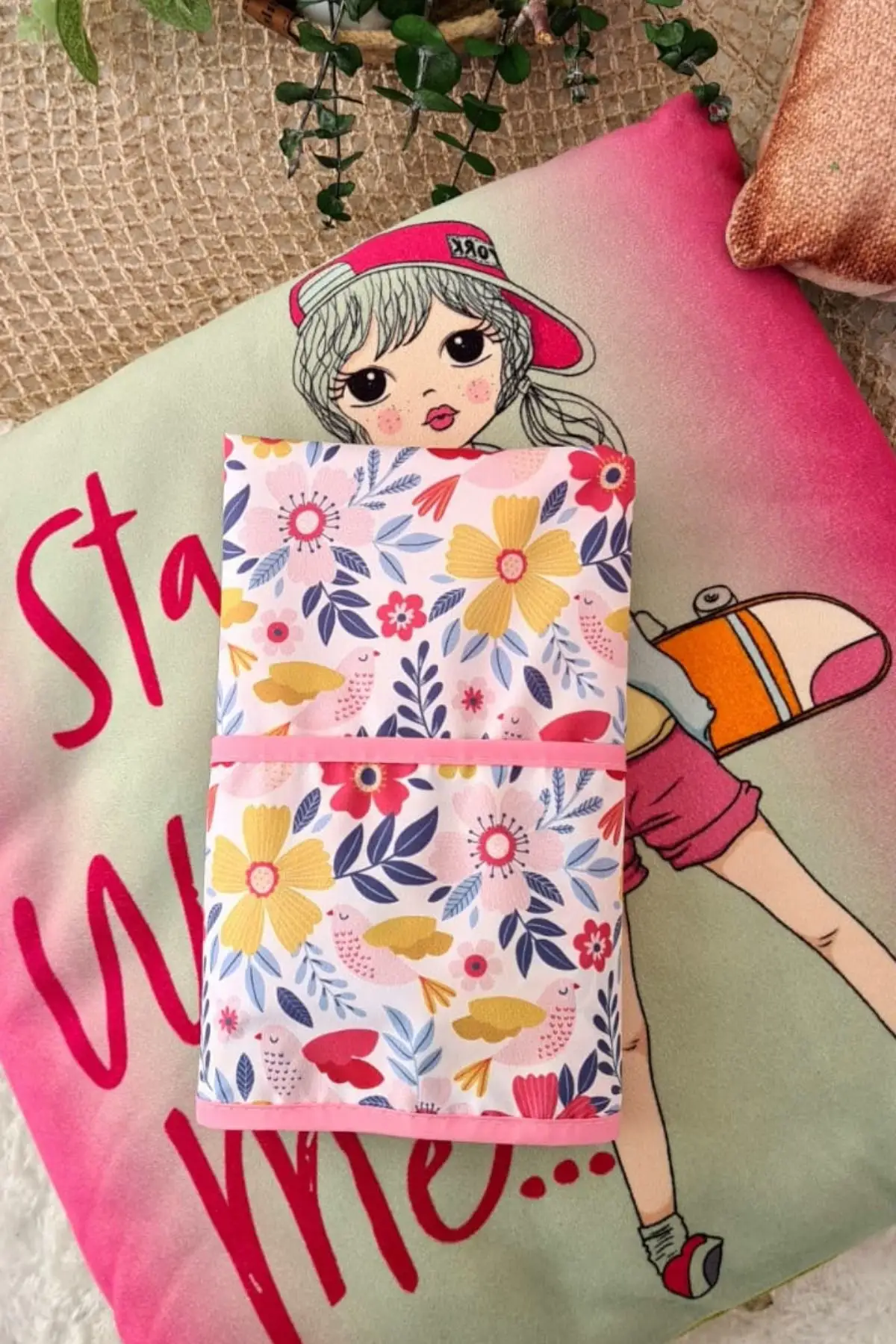 Flower Desenli Sıvı Geçirmez Unisex Aktivite ve Mama Önlüğü 6-24 Ay