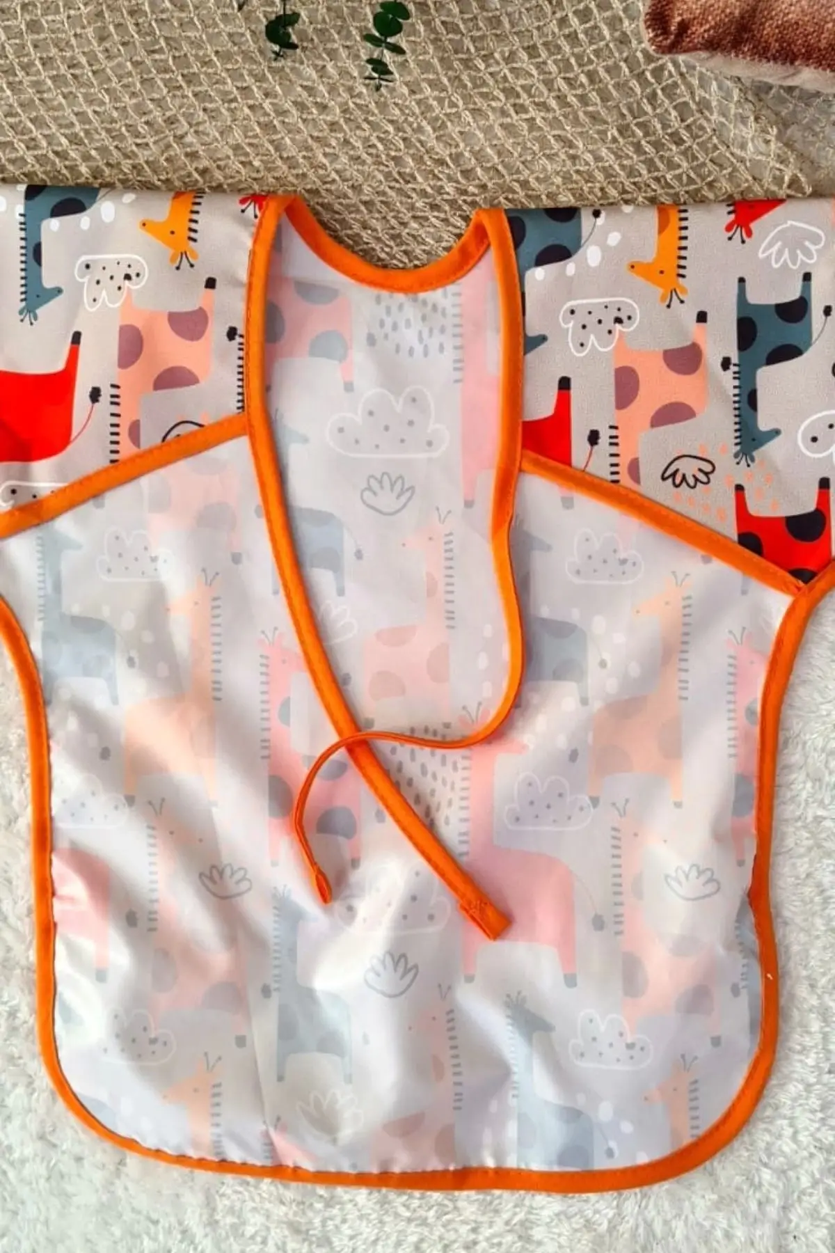 Graffe Desenli Sıvı Geçirmez Unisex Aktivite ve Mama Önlüğü 6-24 Ay