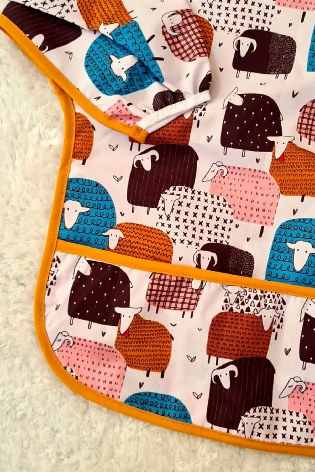 Kuzular Desenli Sıvı Geçirmez Unisex Aktivite ve Mama Önlüğü 6-24 Ay