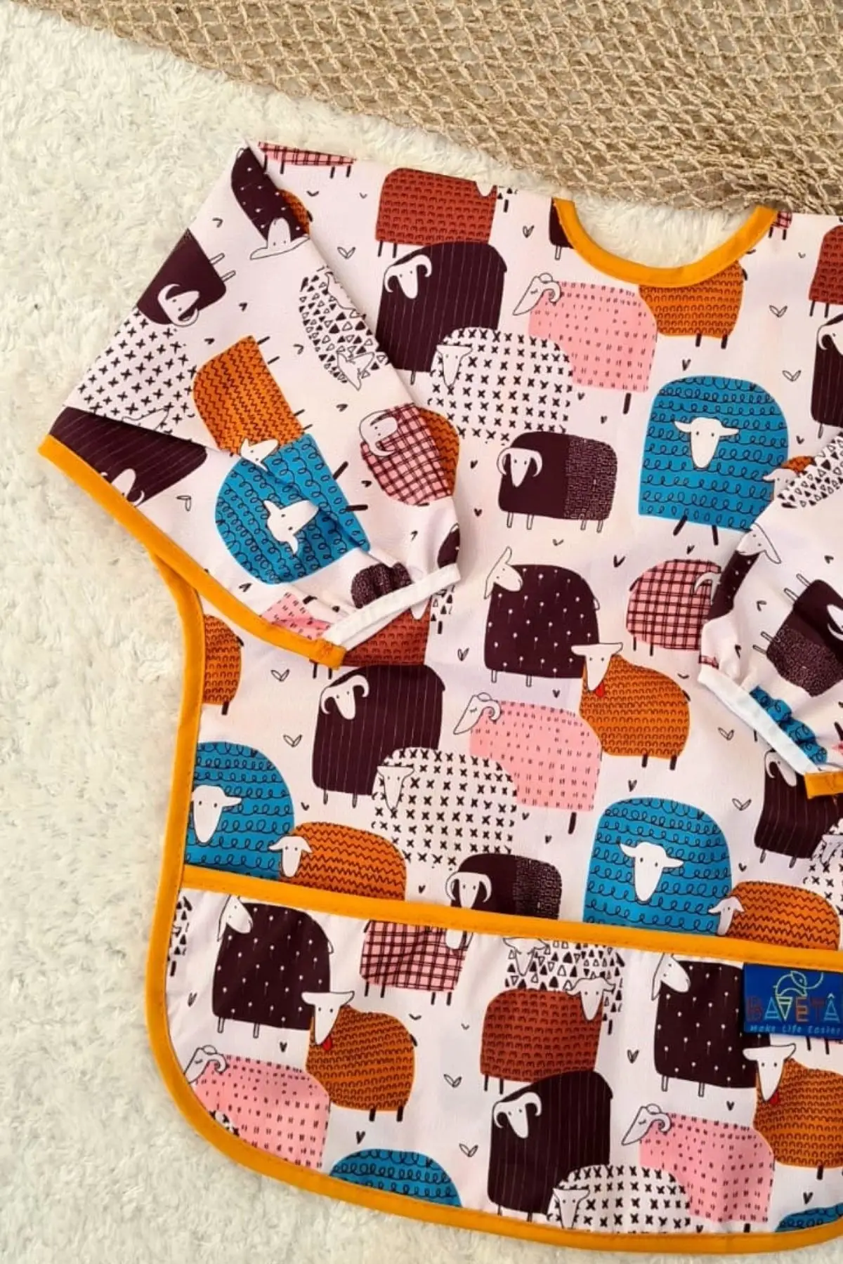 Kuzular Desenli Sıvı Geçirmez Unisex Aktivite ve Mama Önlüğü 6-24 Ay