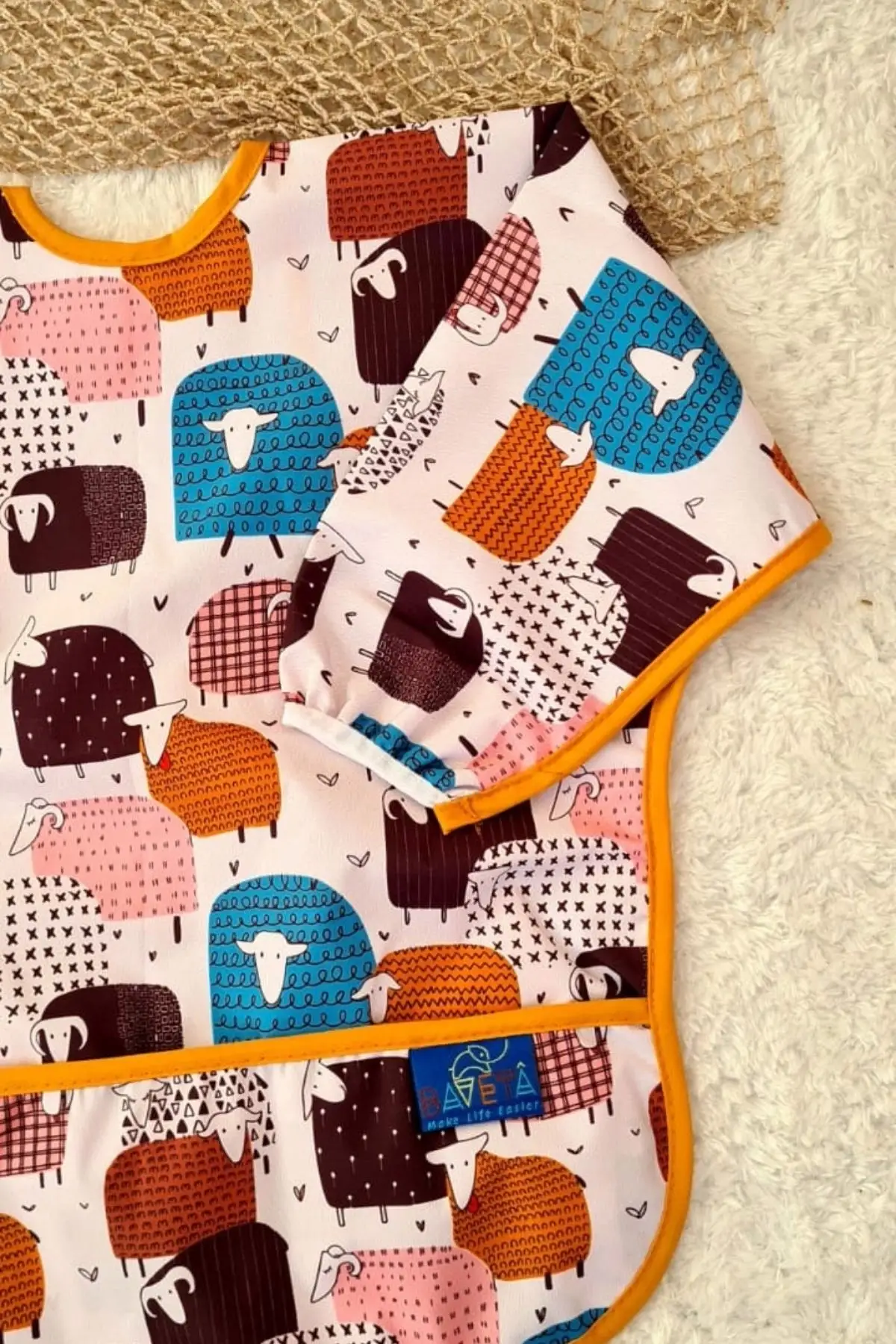 Kuzular Desenli Sıvı Geçirmez Unisex Aktivite ve Mama Önlüğü 6-24 Ay