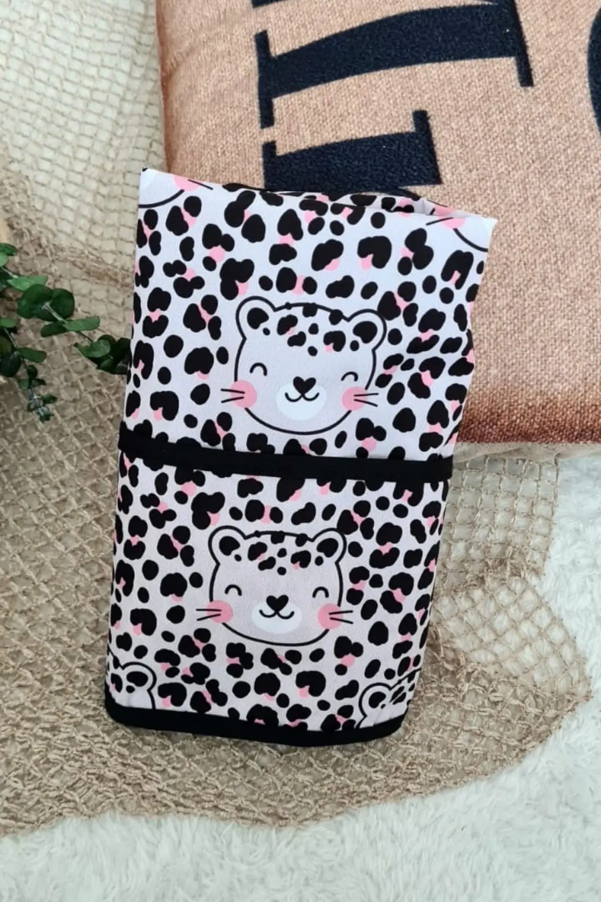 Leopar Desenli Sıvı Geçirmez Kız Aktivite Ve Mama Önlüğü 6-24 Ay