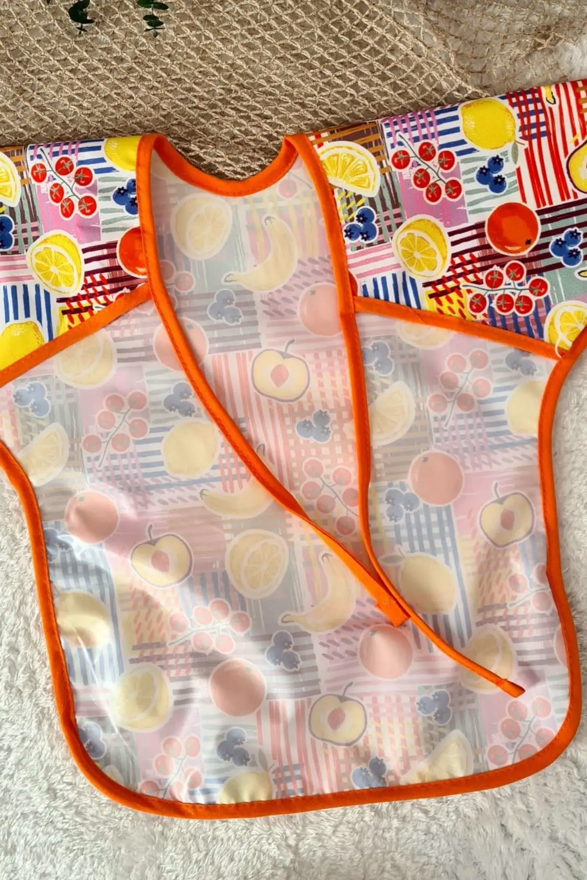 Meyve Desenli Sıvı Geçirmez Unisex Aktivite ve Mama Önlüğü 6-24 Ay