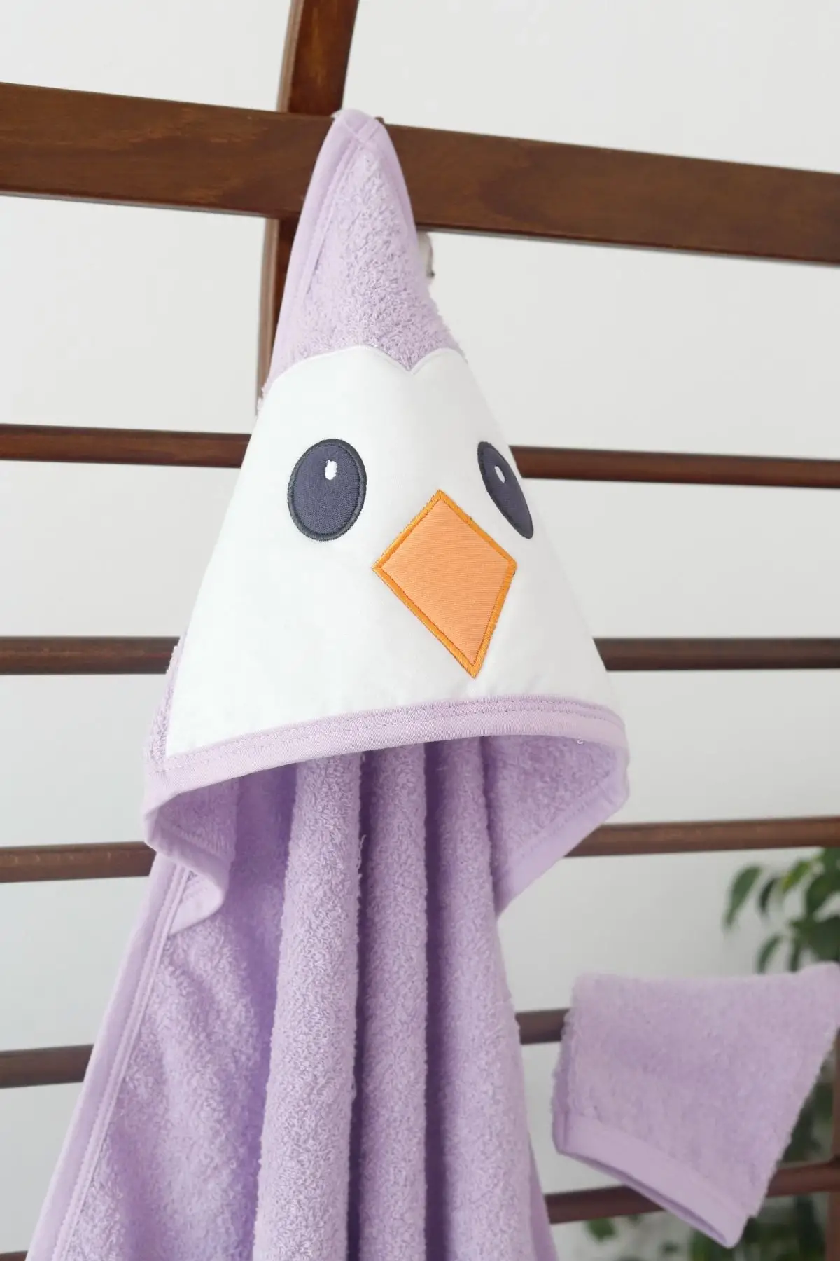 Penguen Nakışlı Unisex Şapka ve Keseli Bebek Havlusu