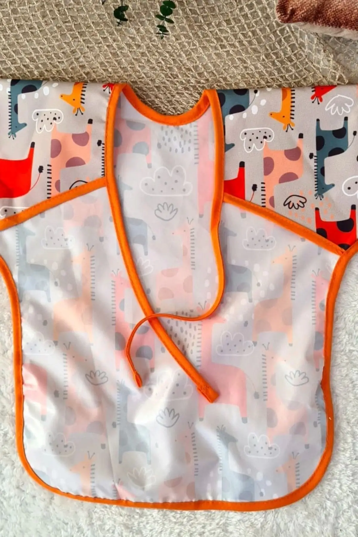 SAFARİ ve GRAFFE Desenli 2li Paket Sıvı Geçirmez Unisex Çocuk Aktivite ve Mama Önlüğü 6-24 Ay