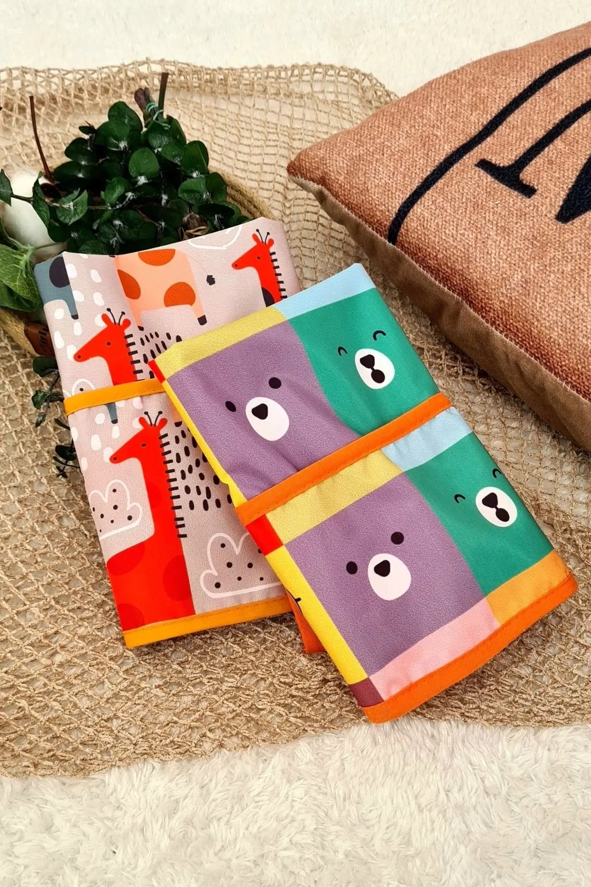 Sıvı Geçirmez 2’li Set Kolsuz Aktivite Mama Önlüğü (GRAFFE-COLOUR) 6-24 Ay