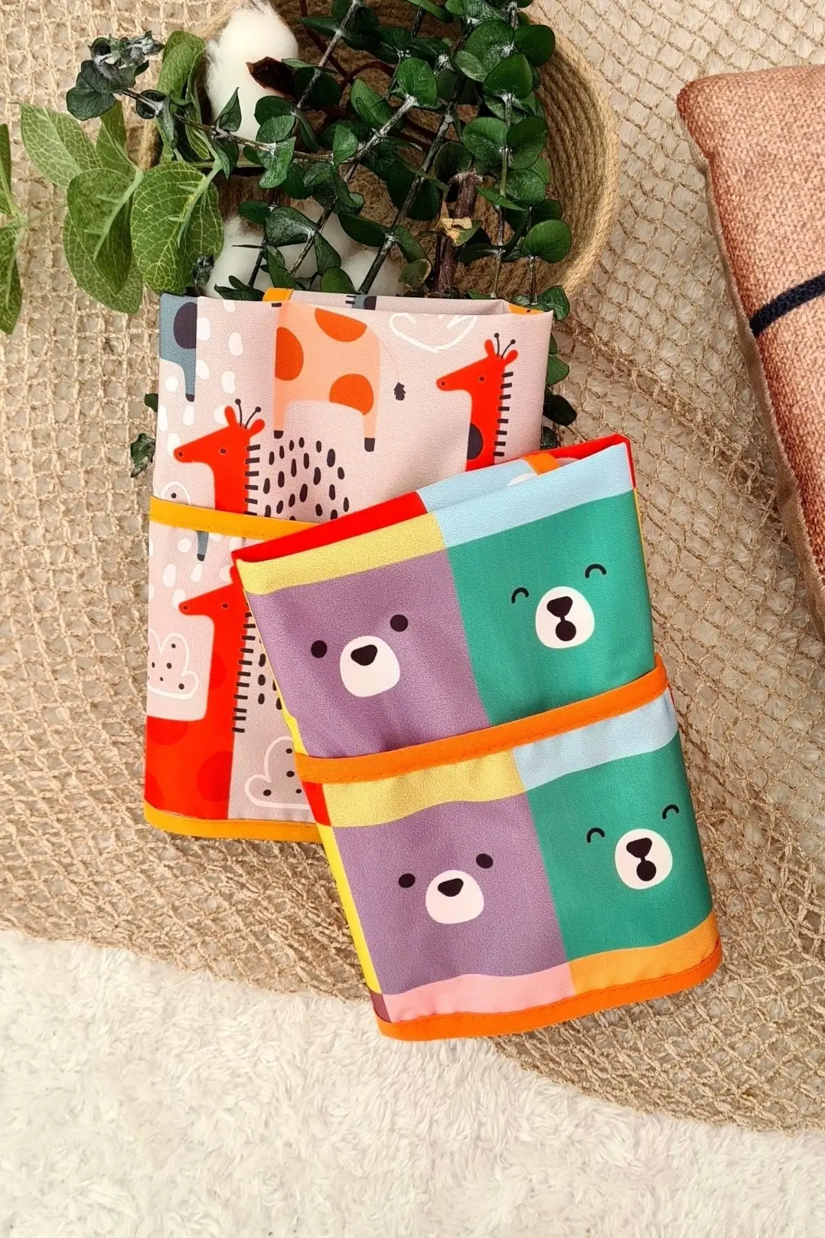 Sıvı Geçirmez 2’li Set Kolsuz Aktivite Mama Önlüğü (GRAFFE-COLOUR) 6-24 Ay