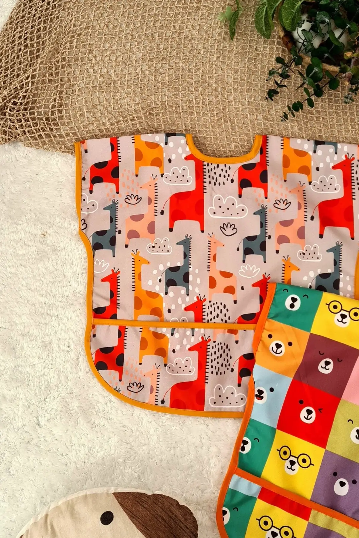 Sıvı Geçirmez 2’li Set Kolsuz Aktivite Mama Önlüğü (GRAFFE-COLOUR) 6-24 Ay