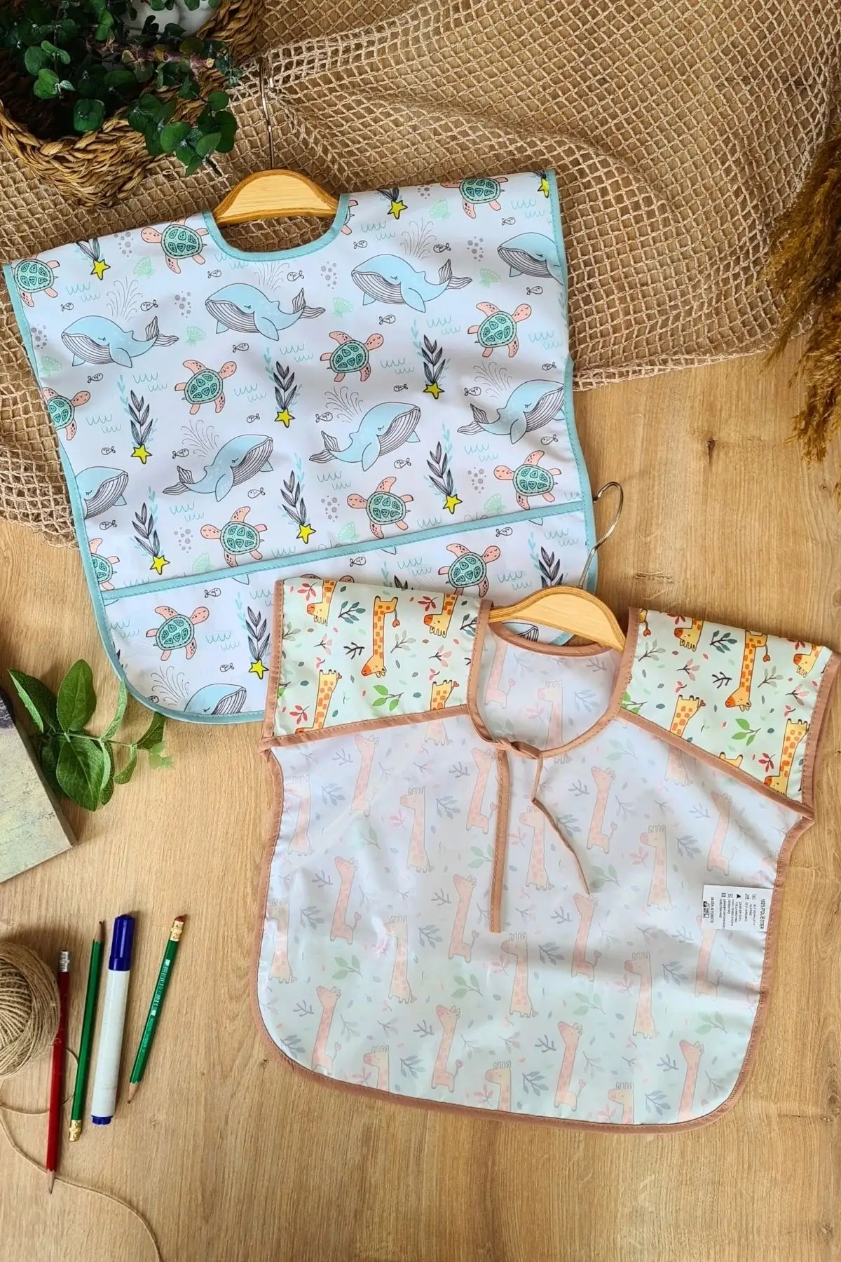 Sıvı Geçirmez Kolsuz 6-24 Ay 2li Aktivite ve Mama Önlüğü ( DOLPHİN-FOREST)