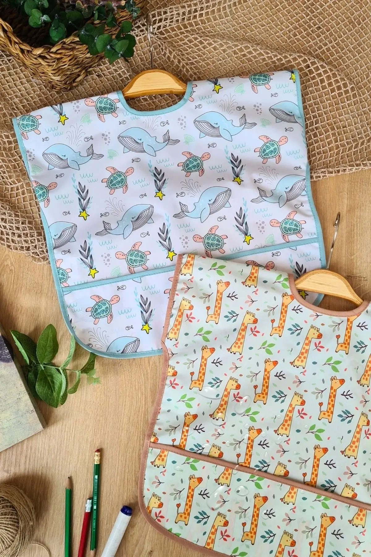 Sıvı Geçirmez Kolsuz 6-24 Ay 2li Aktivite ve Mama Önlüğü ( DOLPHİN-FOREST)