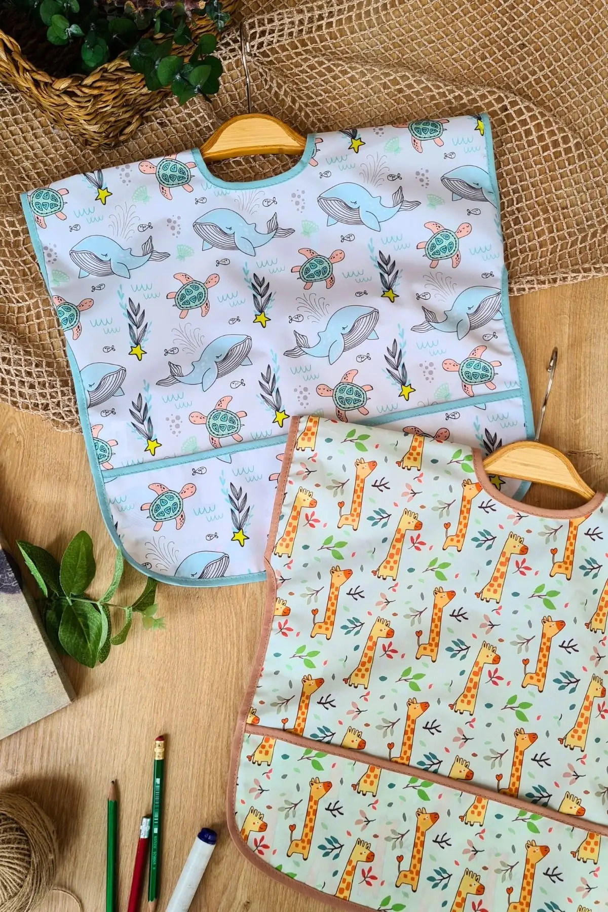 Sıvı Geçirmez Kolsuz 6-24 Ay 2li Aktivite ve Mama Önlüğü ( DOLPHİN-FOREST)