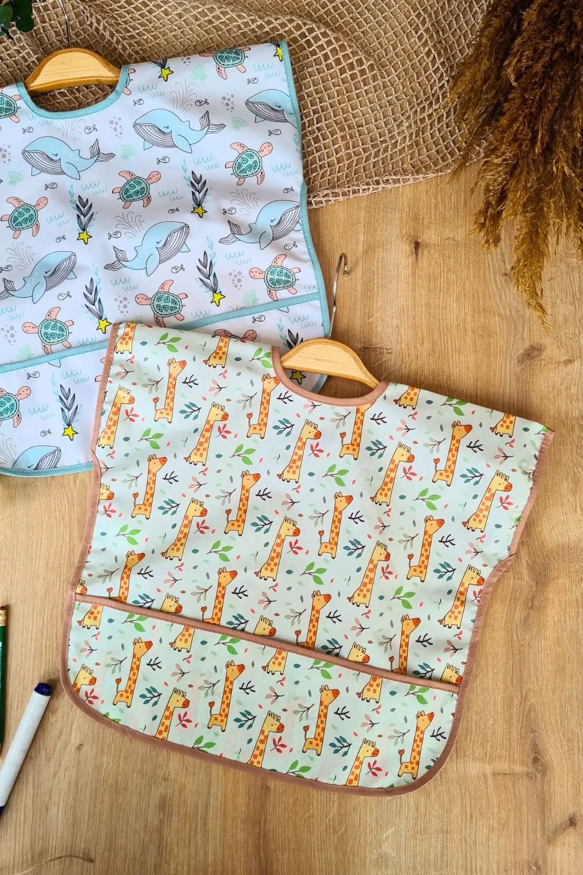 Sıvı Geçirmez Kolsuz 6-24 Ay 2li Aktivite ve Mama Önlüğü ( DOLPHİN-FOREST)