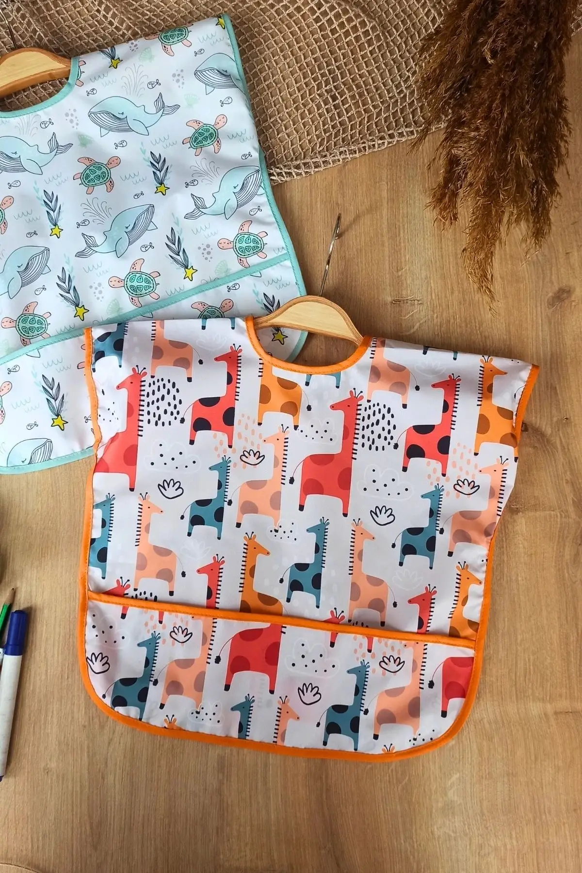 Sıvı Geçirmez Kolsuz 6-24 Ay 2li Aktivite ve Mama Önlüğü ( DOLPHİN-GRAFFE)