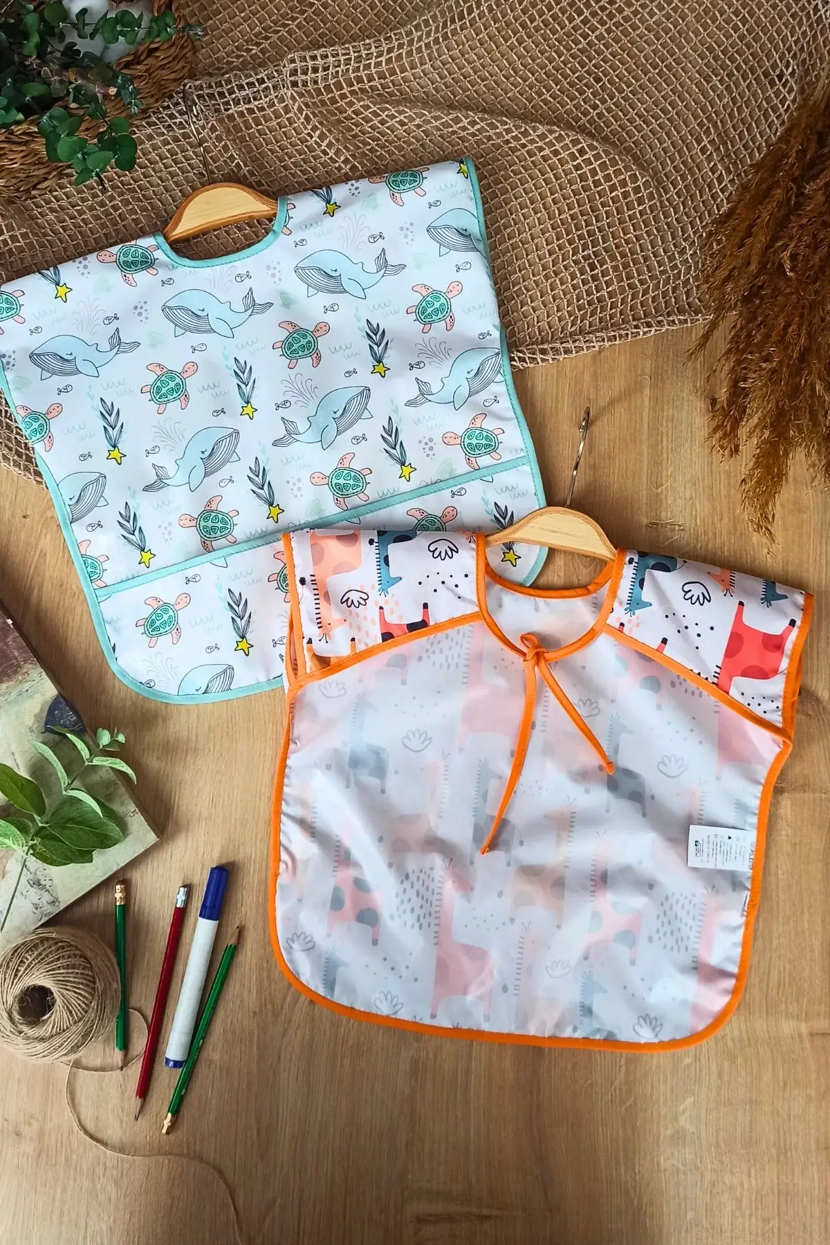 Sıvı Geçirmez Kolsuz 6-24 Ay 2li Aktivite ve Mama Önlüğü ( DOLPHİN-GRAFFE)