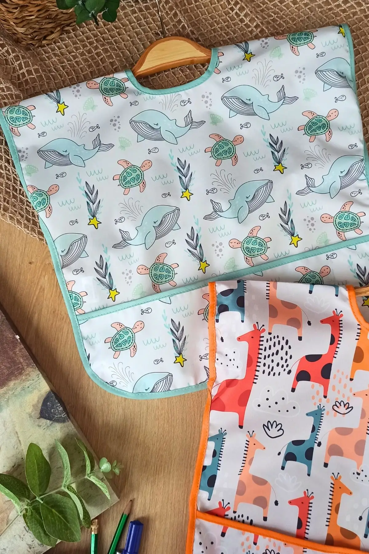 Sıvı Geçirmez Kolsuz 6-24 Ay 2li Aktivite ve Mama Önlüğü ( DOLPHİN-GRAFFE)