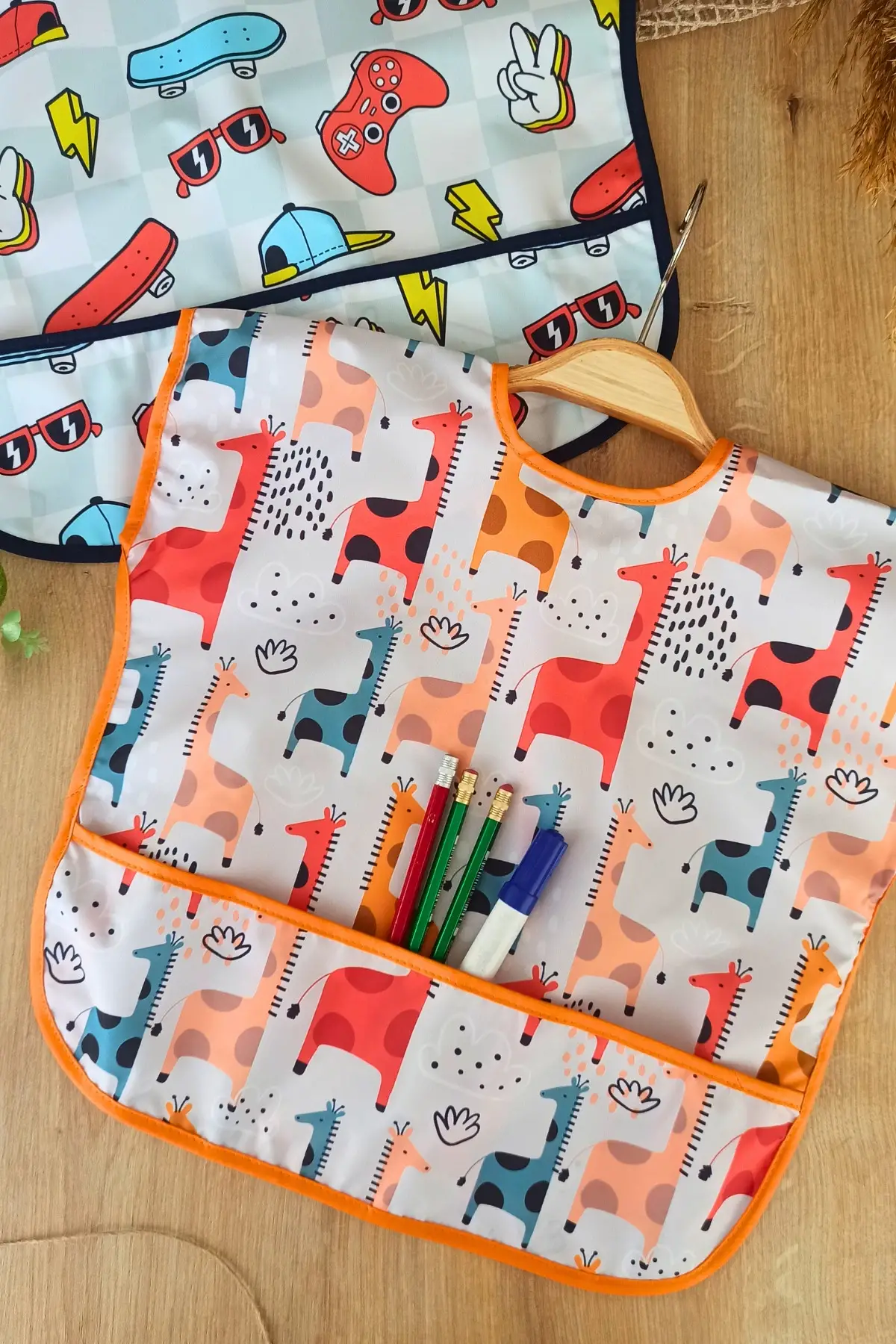 Sıvı Geçirmez Kolsuz 6-24 Ay 2li Aktivite ve Mama Önlüğü ( PLAY-GRAFFE)