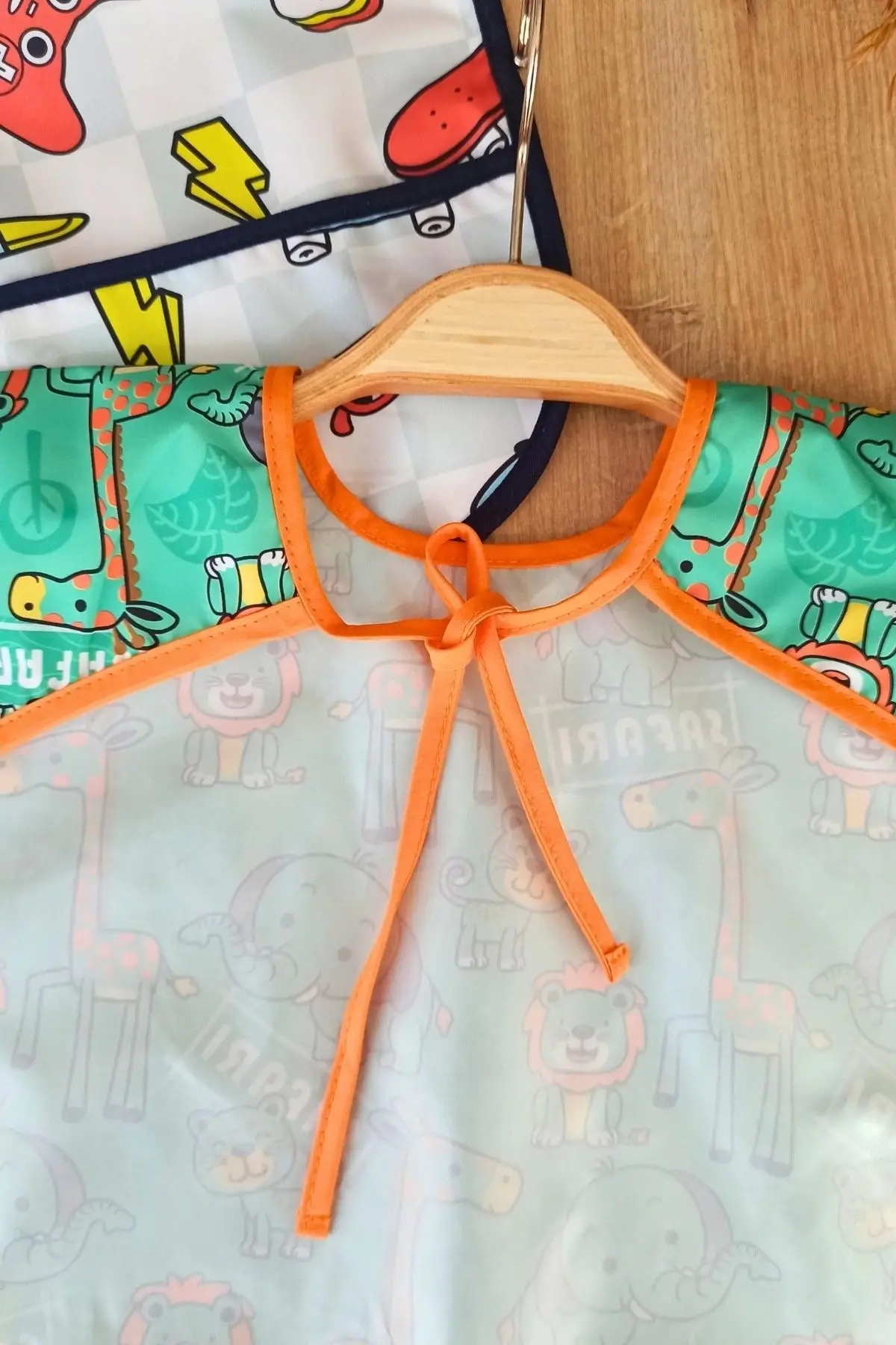 Sıvı Geçirmez Kolsuz 6-24 Ay 2li Aktivite ve Mama Önlüğü ( PLAY-SAFARİ )