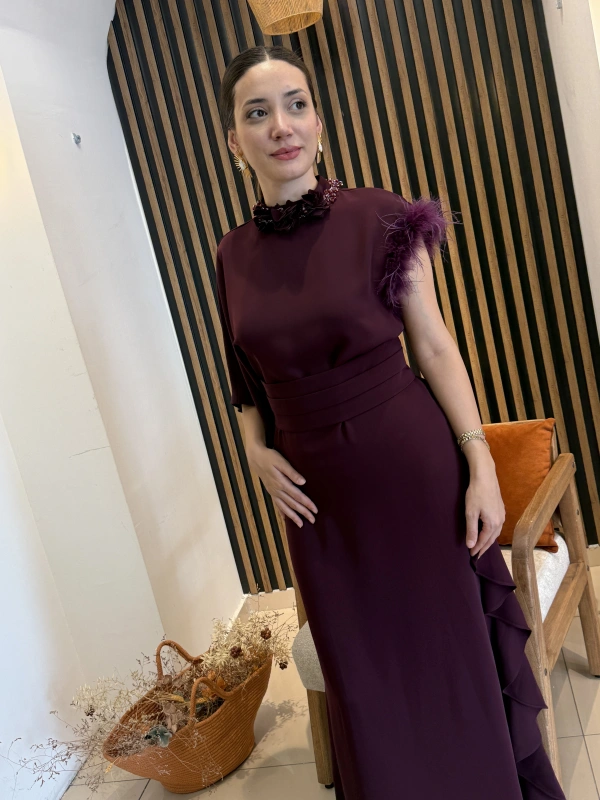 Valeria Çiçek ve Tüy Detaylı Asimetrik Uzun Elbise