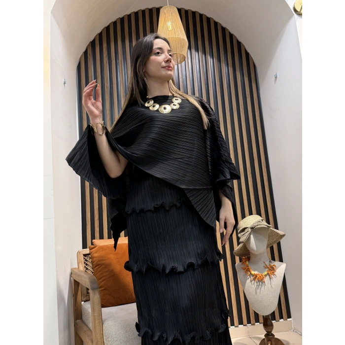 Noire Pliseli Pelerin Detaylı Elbise