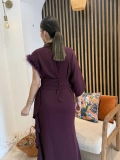 Valeria Çiçek ve Tüy Detaylı Asimetrik Uzun Elbise