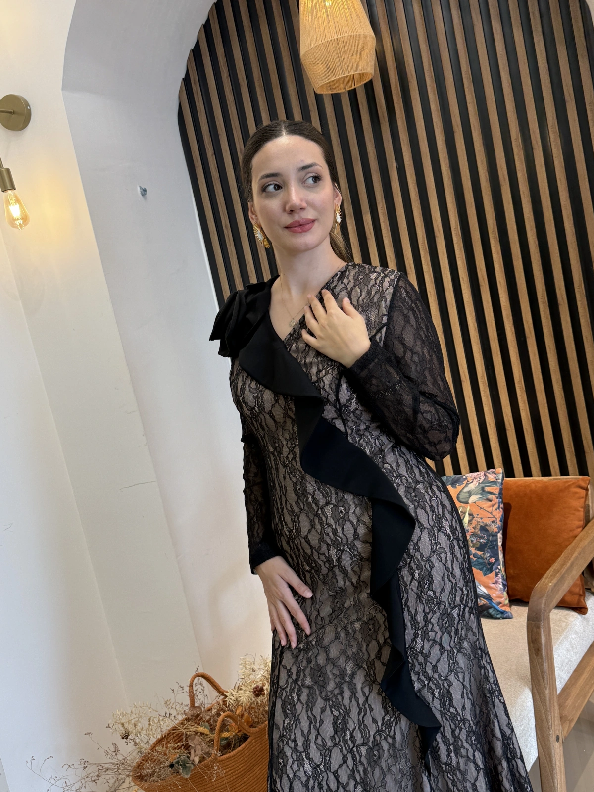 Noir Rose Dantel Volanlı Uzun Elbise