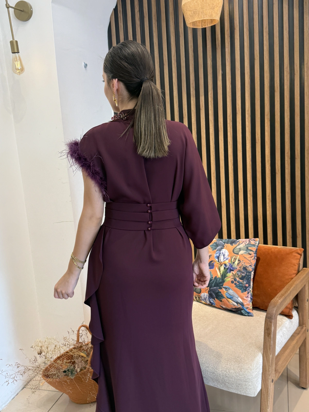 Valeria Çiçek ve Tüy Detaylı Asimetrik Uzun Elbise