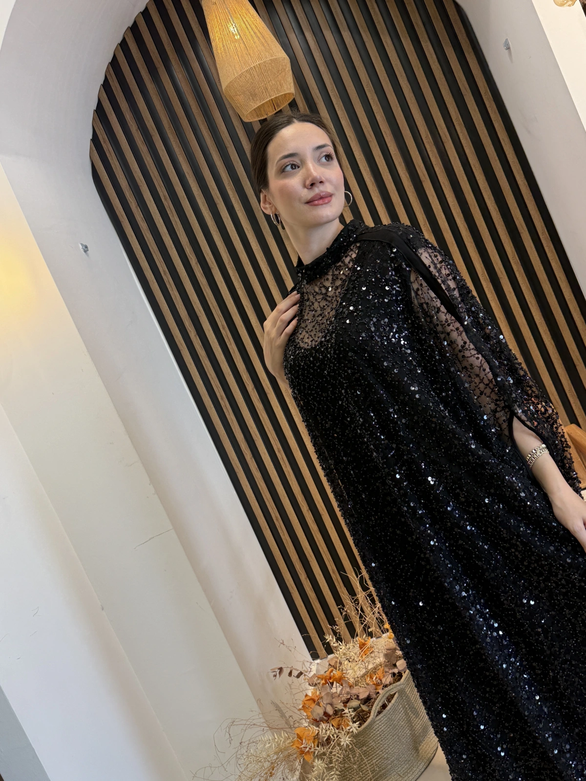 Noir Işıltılı Payet İşlemeli Pelerin Abaya