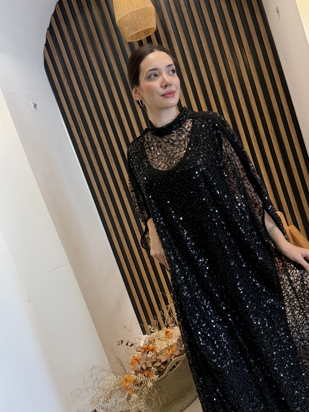 Noir Işıltılı Payet İşlemeli Pelerin Abaya